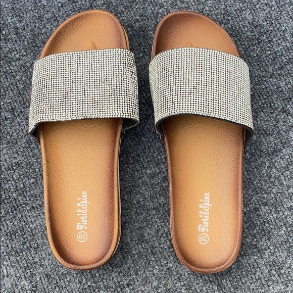 NEW! Rhinestone slip on sandals. Size 9 - Picture 2 of 6